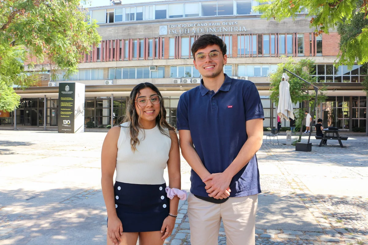 Wendy Costero y Martín Muñoz frente a la Escuela de Ingeniería UC